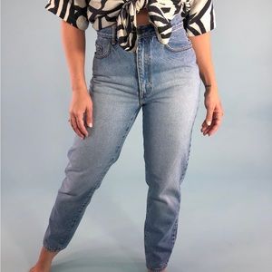 High waisted vintage denim light-wash jeans. Tapered skinny pant